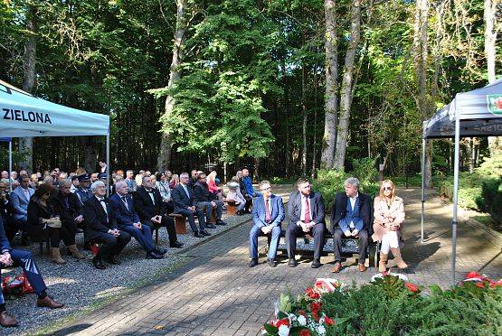 Uczestnicy uroczystości i zaproszeni goście na cmentarzu w Krępie Kaszubskiej.