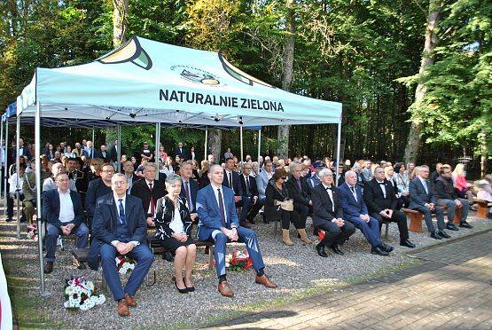 Uczestnicy uroczystości i zaproszeni goście na cmentarzu w Krępie Kaszubskiej.