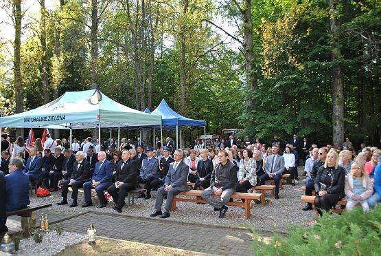 Uczestnicy uroczystości na cmentarzu w Krępie Kaszubskiej.