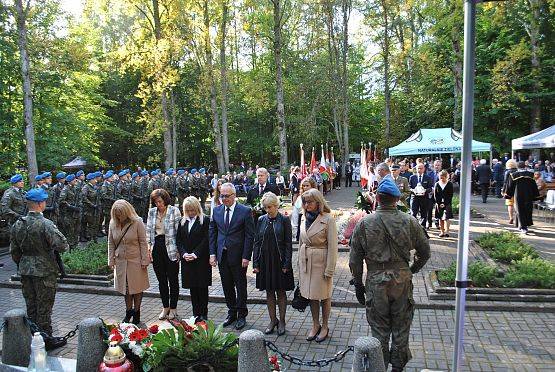 Wiązankę składa delegacja dyrektorów nowowiejskich placówek oświatowych.