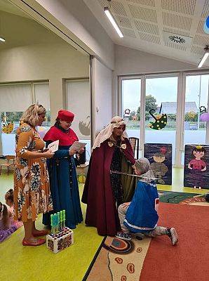 Pasowanie na rycerza podczas dziecięcego balu w przedszkolu.