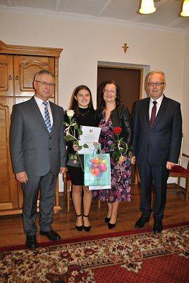 Zdjęcie grupowe w gabinecie wójta, od lewej stoją: Zdzisław Chojnacki Wójt Gminy, Dobrusia Laskiewicz, Elżbieta Laskiewicz oraz Krzysztof Wojtysiak.