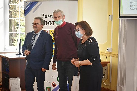 Wyróżniony sołtys Rekowa Lęborskiego w towarzystwie Starosty i Wice Starosty Powiatu Lęborskiego.