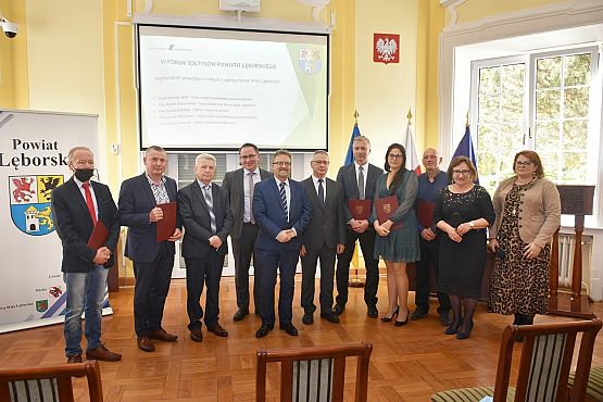 Wyróżnieni sołtysi z Wójtem Gminy, Starostą i Wice Starostą Powiatu Lęborskiego pozują do pamiątkowego zdjęcia.