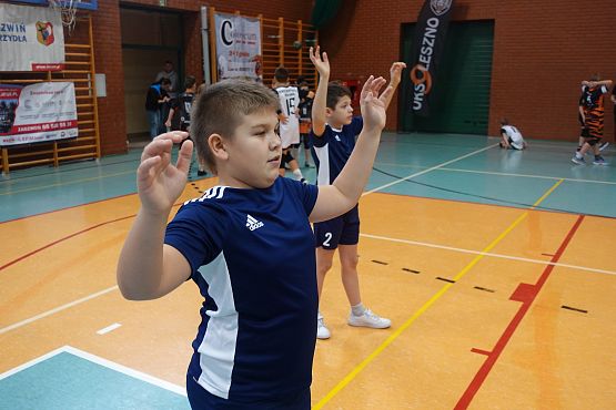 Dwójka zawodników z Libero Łebień podczas gry w piłkę siatkową. Ujęcie z przodu.