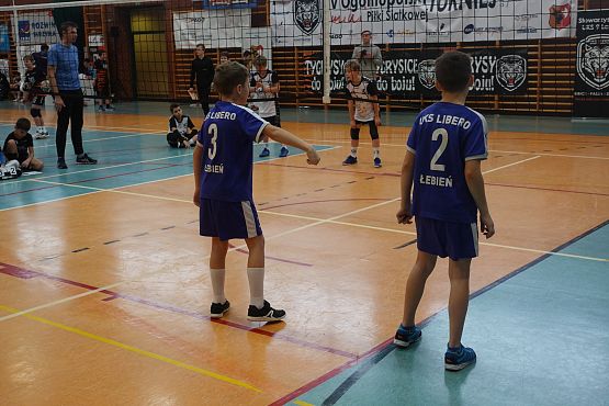 Dwójka zawodników z Libero Łebień podczas gry w piłkę siatkową. Ujęcie z tyłu.
