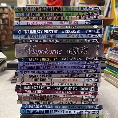 Audiobooki ułożone w stos jeden na drugim.