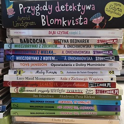 Audiobooki ułożone w stos jeden na drugim.