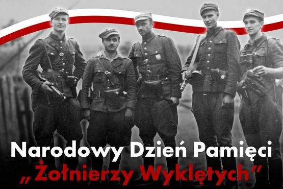 Czarno-białe zdjęcie żołnierzy z bronią. Nad ich głowami wstęga biało-czerwona, a na dole grafiki biało czerwony napis Narodowy Dzień Pamięci Żołnierzy Wyklętych. grafika