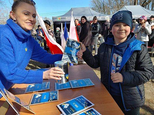 Teren rekreacyjny. Kobieta kwestuje na rzecz społeczności ukraińskiej.