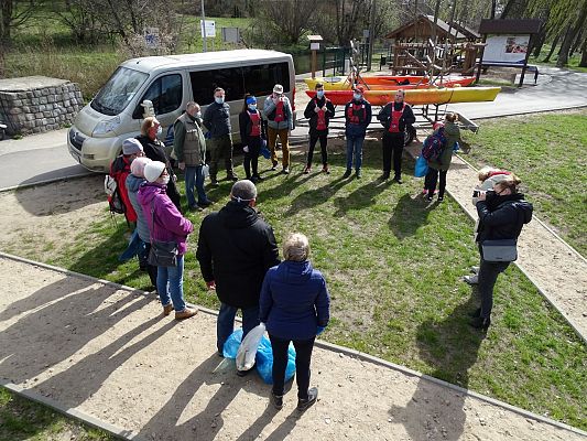 Spotkanie wolontariuszy po akcji sprzątanie rzeki. grafika