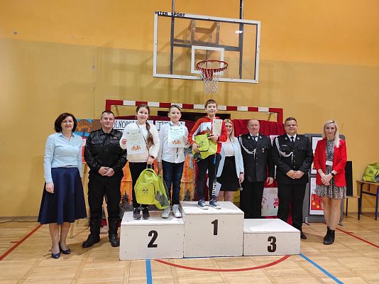 Zwycięzcy eliminacji gminnych z organizatorami pozują do zdjęcia, grupa młodsza.