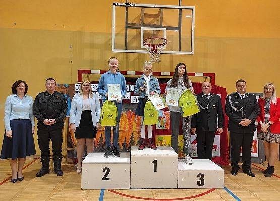 Zwycięzcy eliminacji gminnych z organizatorami pozują do zdjęcia, grupa starsza.