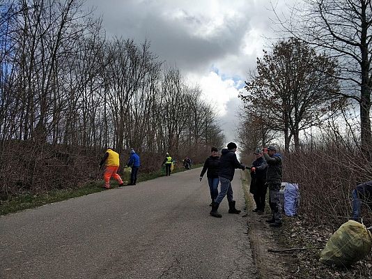 Uczestnicy akcji sprzątania świata podczas pracy przy drodze.