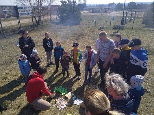 Uczestnicy akcji sprzątania świata na terenie rekreacyjnym.