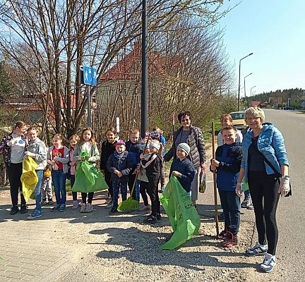 Uczestnicy akcji sprzątania świata przygotowani do pracy, pozują do zdjęcia.