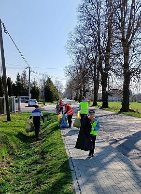 Dzieci uczestniczące w akcji sprzątania świata w pracy przy drodze.