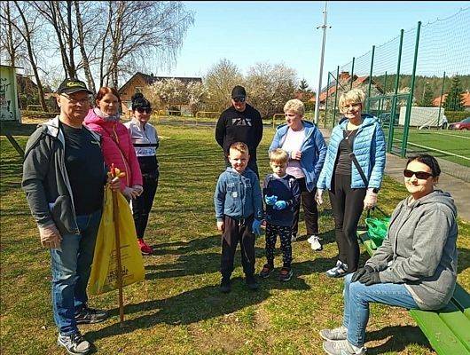 Uczestnicy akcji sprzątania świata przygotowani do pracy, pozują do zdjęcia.