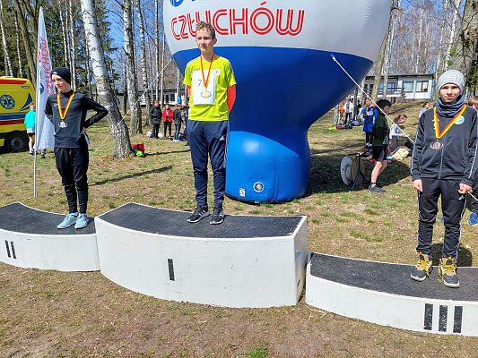 Zwycięzcy na podium po koronacji.