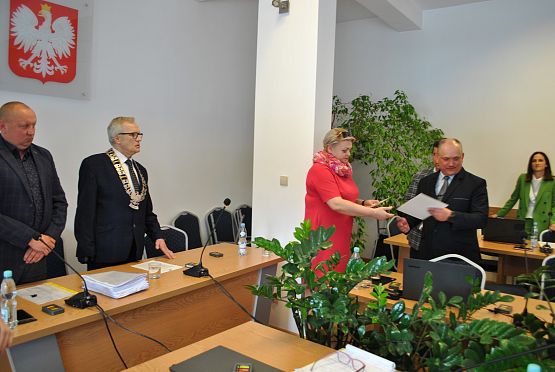 Przewodnicząca Gminnej Komisji Wyborczej w Nowej Wsi Lęborskiej wręcza radnemu akt ślubowania.