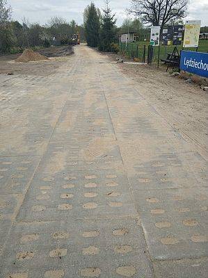 Część drogi ułożonej z płyt typu Yomb. grafika