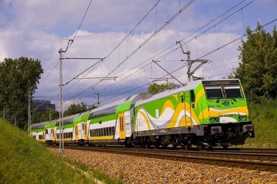 Jadący pociąg Kolei Mazowieckich. grafika