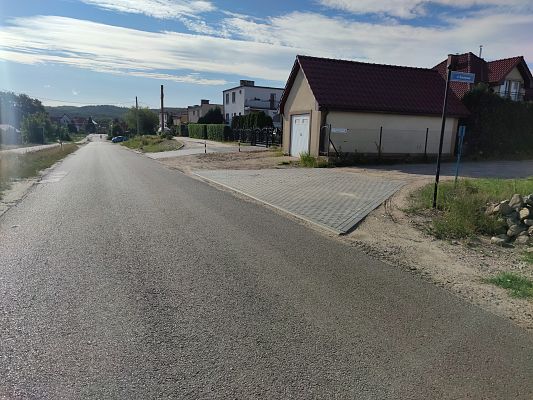 Widok na zrealizowaną inwestycję. Zjazd z kostki brukowej.
