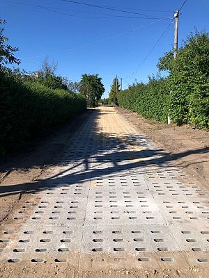 Widok na zrealizowaną inwestycję. Droga z płyt typu Yomb. grafika