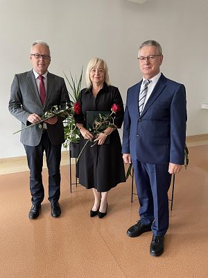 Od lewej Krzysztof Wojtysiak Dyrektor Zespołu Szkół w Łebieniu, Mariola Motyl Dyrektor Szkoły Podstawowej w Leśnicach, Zdzisław Chojancki Wójt Gminy Nowa Wieś Lęborska