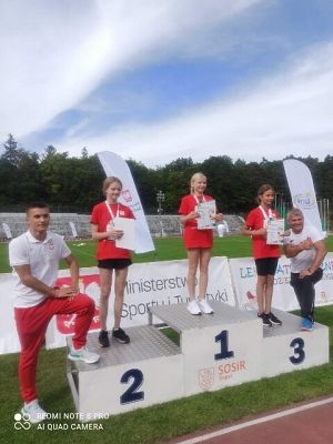 Grafika 4: Lekkoatletyczne sukcesy uczennic z Leśnic na stadionie w Słupsku