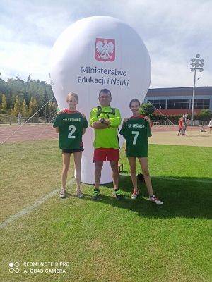Grafika 3: Lekkoatletyczne sukcesy uczennic z Leśnic na stadionie w Słupsku