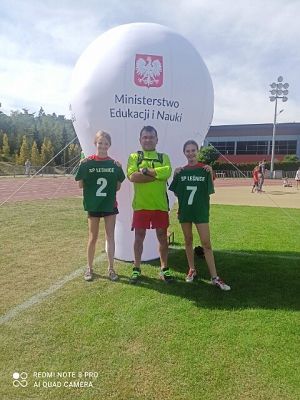 Grafika 3: Lekkoatletyczne sukcesy uczennic z Leśnic na stadionie w Słupsku