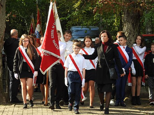 Grafika 2: Uroczystość patriotyczno - religijna ku czci pomordowanych więźniów obozu koncentracyjnego Stutthof