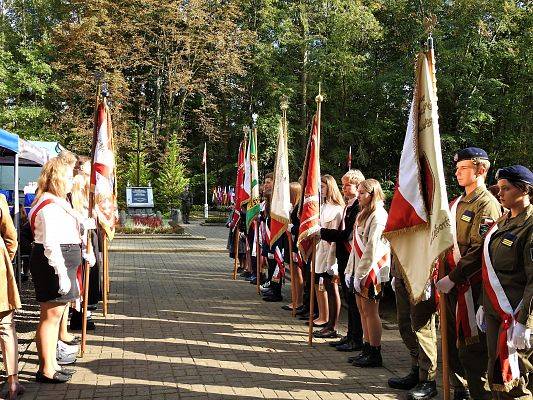 Grafika 1: Uroczystość patriotyczno - religijna ku czci pomordowanych więźniów obozu koncentracyjnego Stutthof