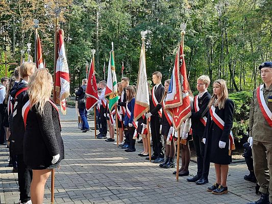 Grafika 3: Uroczystość patriotyczno - religijna ku czci pomordowanych więźniów obozu koncentracyjnego Stutthof