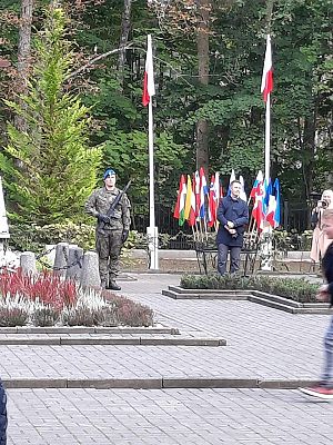 Grafika 24: Uroczystość patriotyczno - religijna ku czci pomordowanych więźniów obozu koncentracyjnego Stutthof