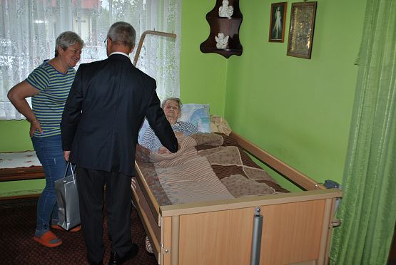 Wójt gminy odwiedza panią Michalinę Rudnicką.