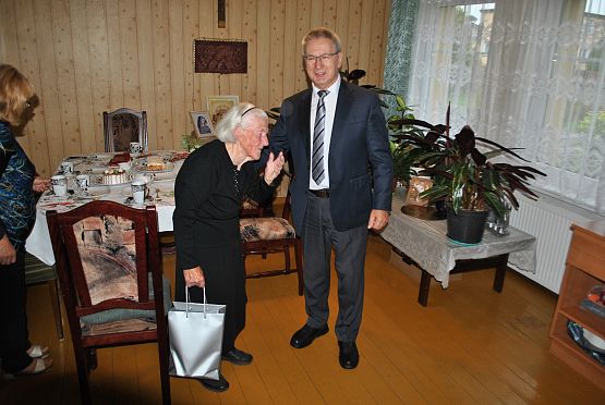 Wójt gminy odwiedza panią Anielę Terlecką.