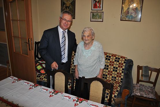 Wójt gminy odwiedza panią Elżbietę Formelę.