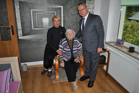 Wójt gminy odwiedza panią Otylię Mielczarek.