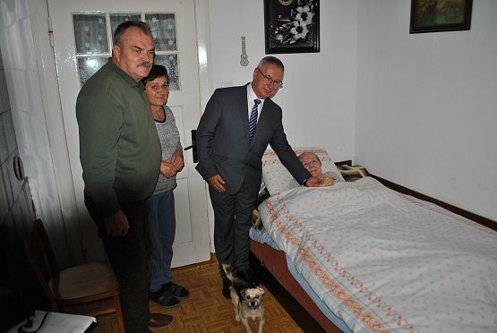 Wójt gminy odwiedza panią Stanisławę Pipkę.