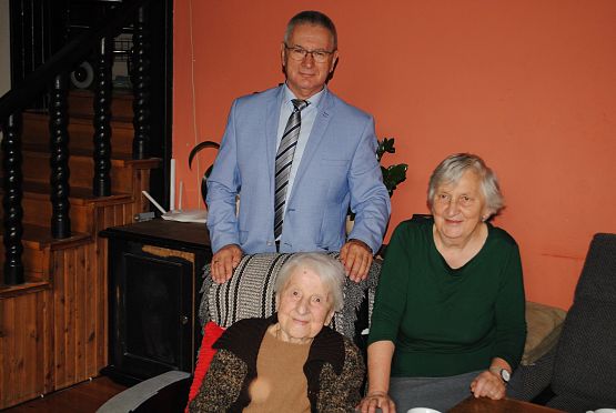 Wójt gminy odwiedza panią Danutę Szymankiewicz.