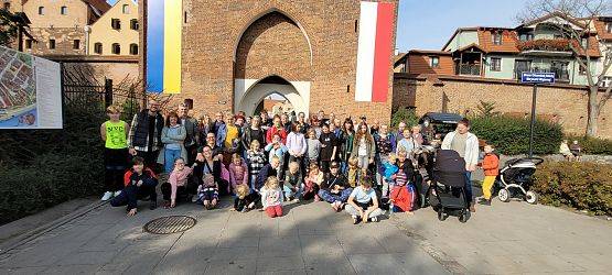 Zdjęcie grupowe uczestników wycieczki w Toruniu.