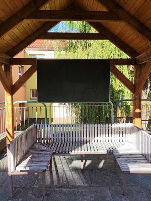 Komplet ławek pod wiatą wykonane w ramach projektu.