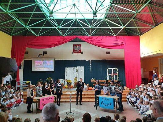 Występy uczniów podczas uroczystości z okazji Dnia Edukacji Narodowej w szkole w Nowej Wsi Lęborskiej.
