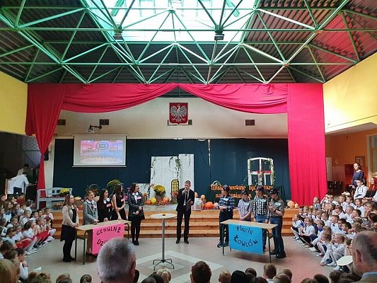 Występy uczniów podczas uroczystości z okazji Dnia Edukacji Narodowej w szkole w Nowej Wsi Lęborskiej.