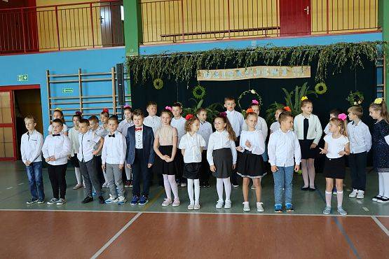 Występy uczniów podczas uroczystości z okazji Dnia Edukacji Narodowej w szkole w Łebieniu.