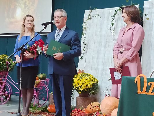 Wójt Gminy przemawia podczas uroczystości z okazji Dnia Edukacji Narodowej w szkole w Nowej Wsi Lęborskiej.