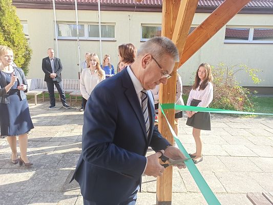 Wójt Gminy przecina wstęgę podczas otwarcia EkoCentrum.