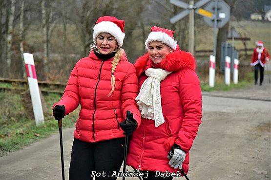 Grafika 8: Poszliśmy do Was z prezentami. Relacja z X Mikołajowego Nordic Walking Nowa Wieś Lęborska
